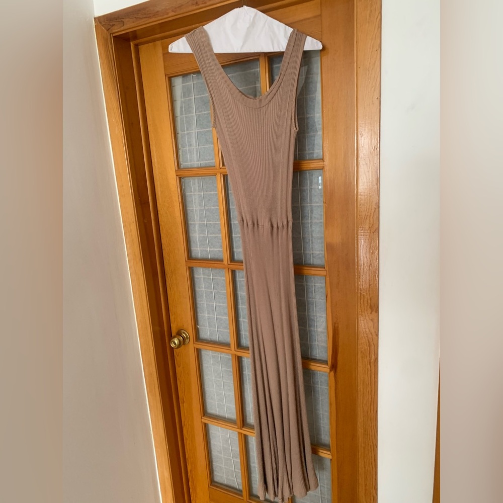 Chic Sleeveless Maxi Dress in Tan